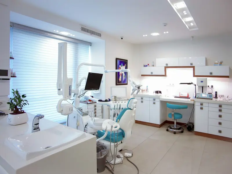 Gabinete de una clínica dental moderno y luminoso