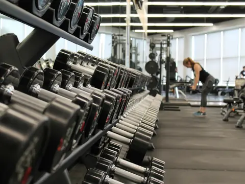 Sala de un gimnasio con mancuernas y máquinas